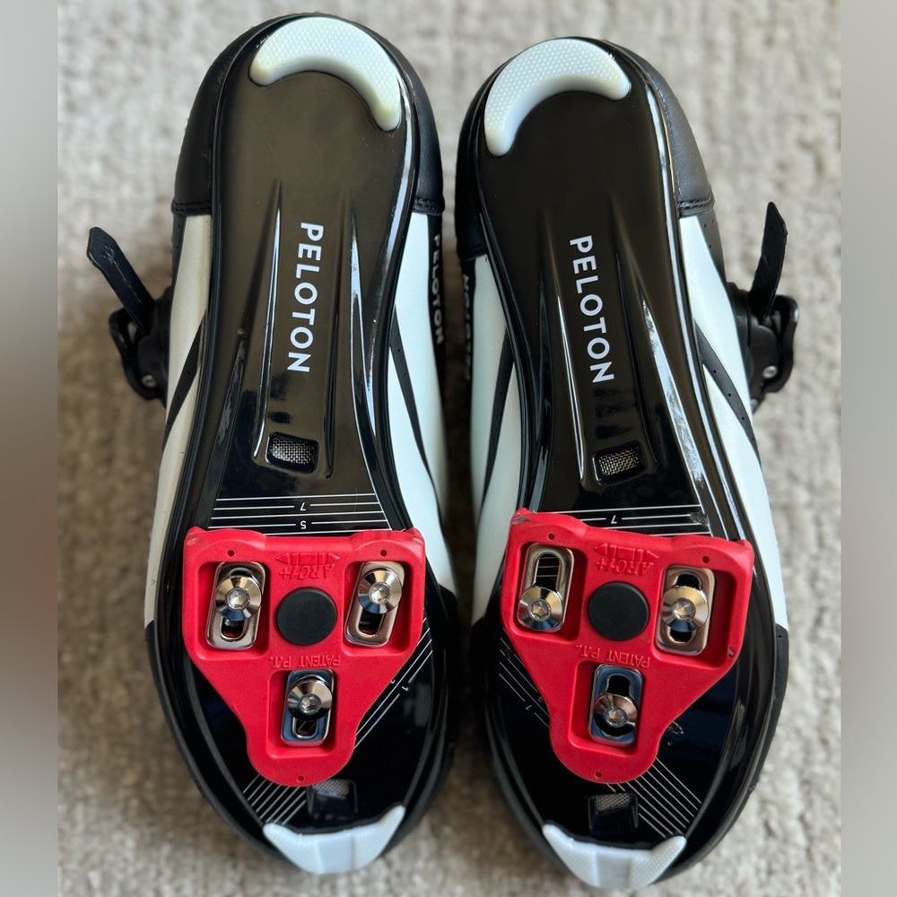Peloton Indoor Cycling Shoes. Size EU 39 (US 8/8.5) sizing chart included.